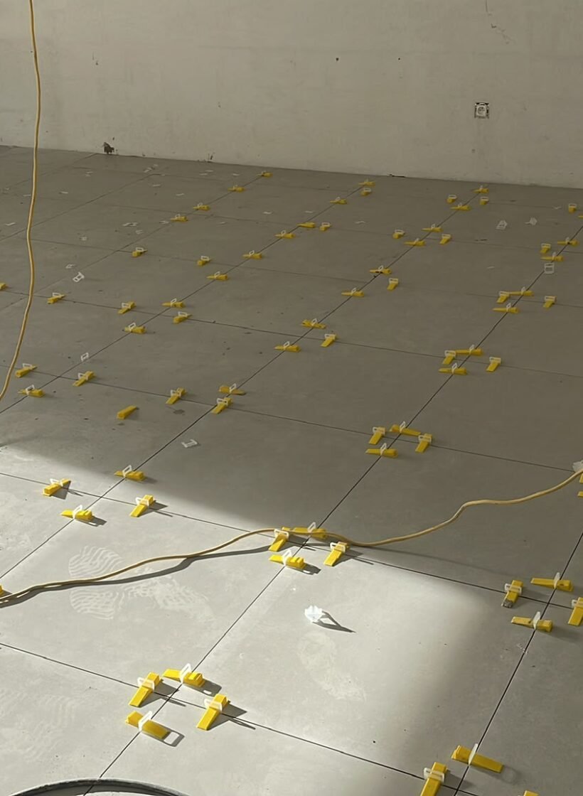 Carrelage salon avec croissilons pendant chaniter à Hyères