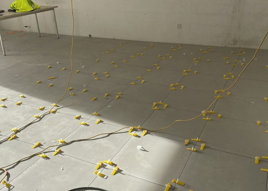 Carrelage salon avec croissilons pendant chaniter à Hyères - Sols intérieurs