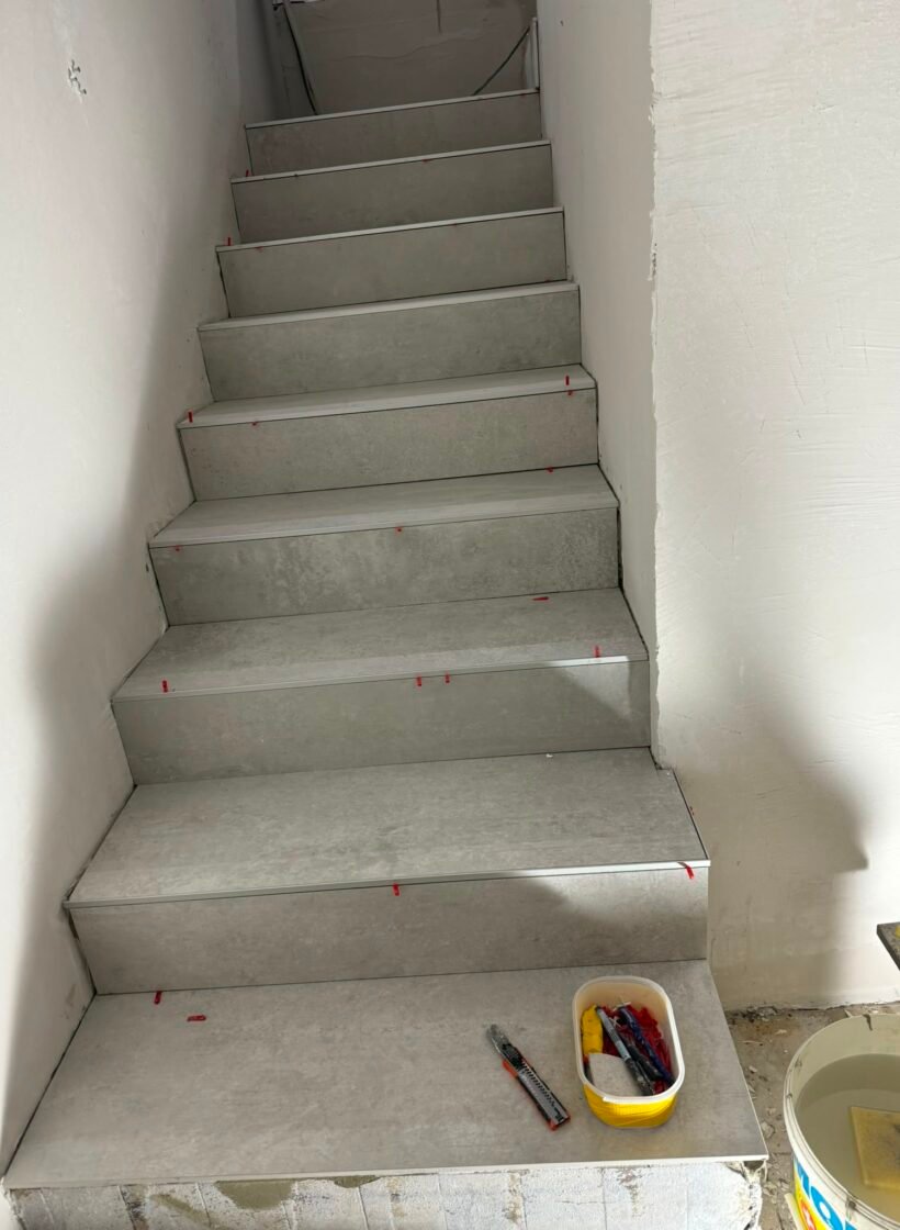 Marche escalier carrelage à Hyères