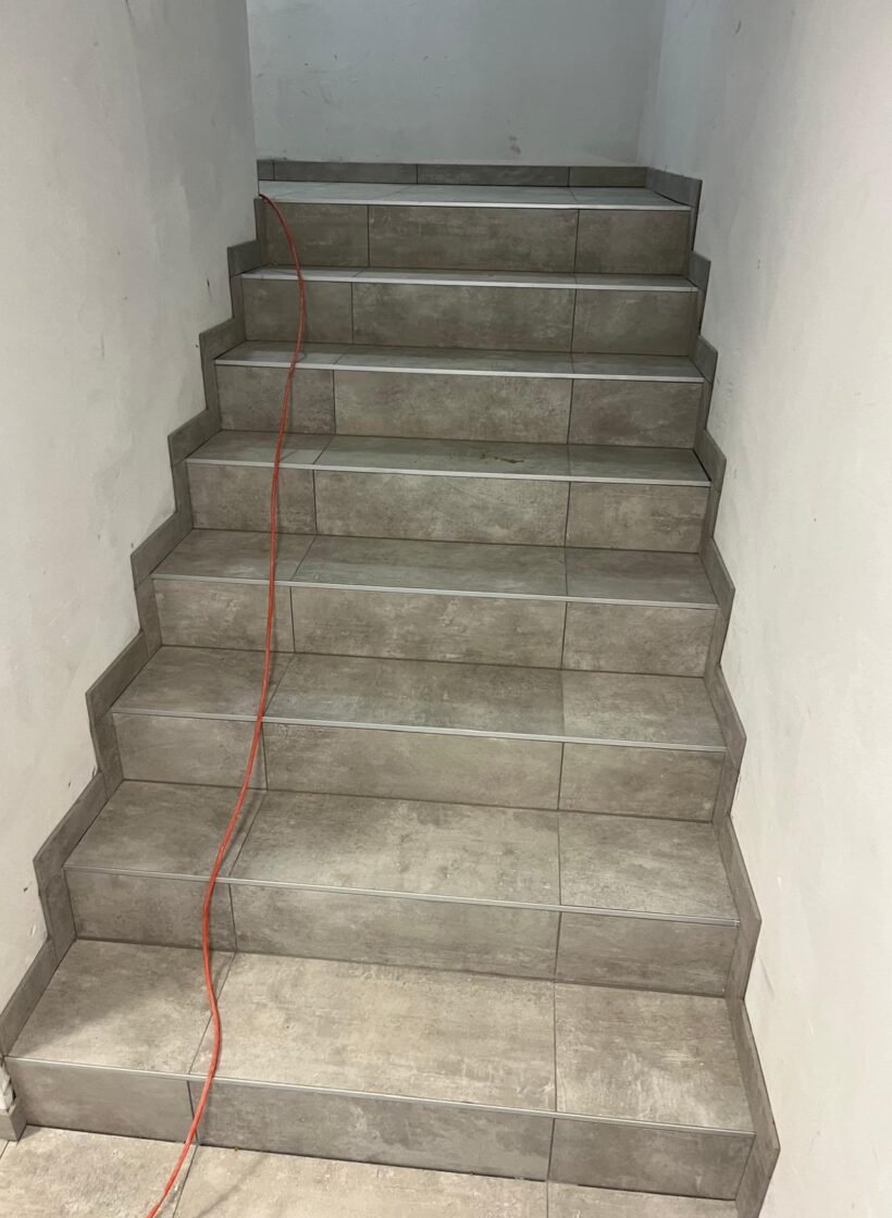 Marche escalier carrelage à Hyères