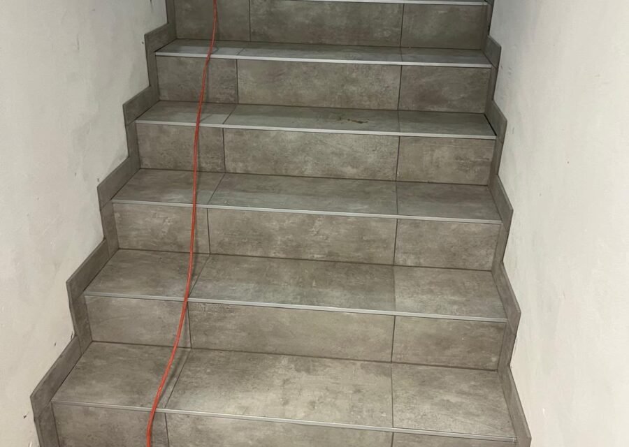 Marche escalier carrelage à Hyères - Escalier