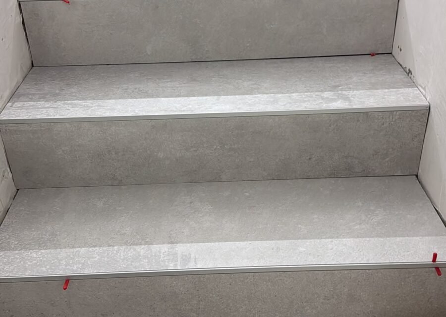 Marche escalier carrelage à Hyères