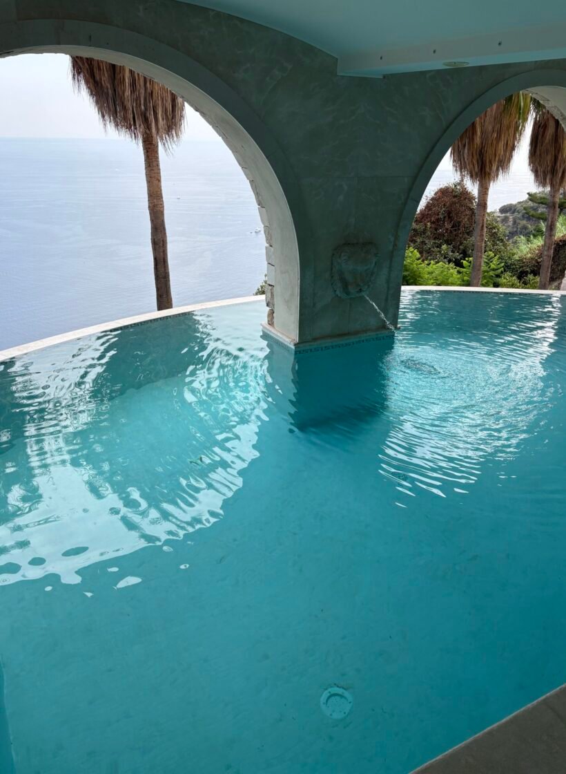 Piscine vu mer à Hyères