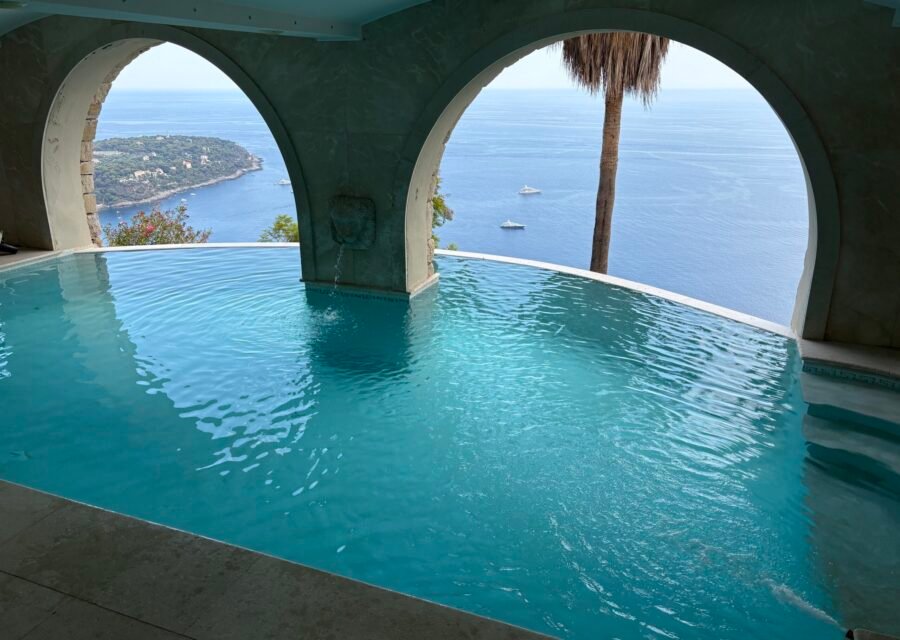 Pose de mosaique piscine à Hyères - Piscine & margelles